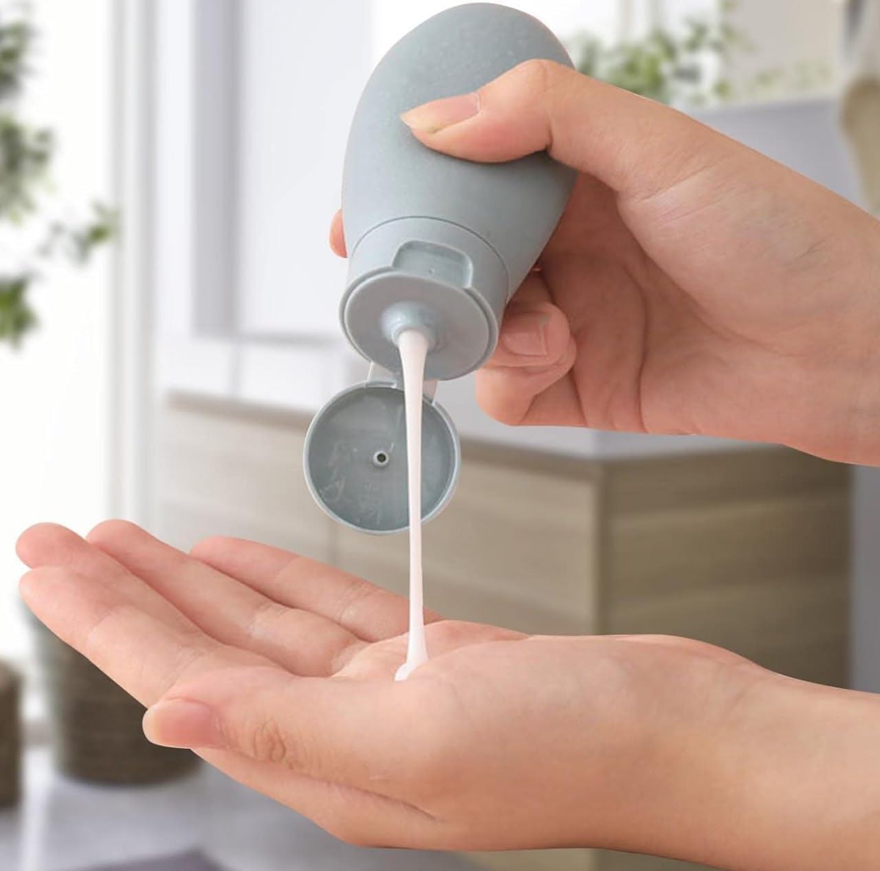 Refiilable Travel Essentials 60 ML Bottel, Silicon Squeeze Bottles, Travelling Container for Shampoo, Cream and Body Lotion, Bathing Gel, Body Oil Ideal for Travel Accessories